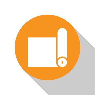 Beyaz Fitness hasırı yuvarlama simgesi beyaz arkaplanda izole edildi. Yoga minderi yuvarlandı. Spor malzemeleri. Turuncu daire düğmesi. Vektör.