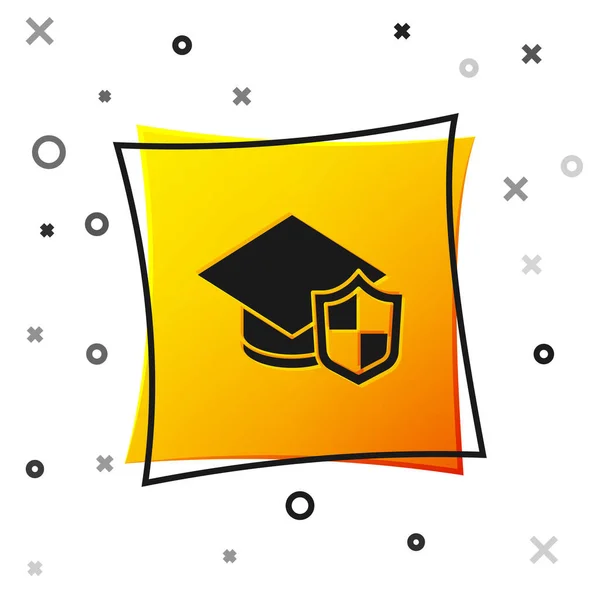 白の背景に隔離されたシールドアイコンと黒の卒業キャップ 保険の概念 セキュリティ 安全性 保護の概念 黄色い四角形のボタン ベクトル — ストックベクタ