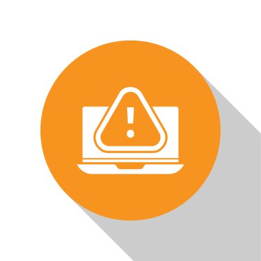 Beyaz arkaplanda ünlem işareti simgesi olan beyaz dizüstü bilgisayar. Uyarı mesajı akıllı telefon uyarısı. Turuncu daire düğmesi. Vektör İllüstrasyonu.