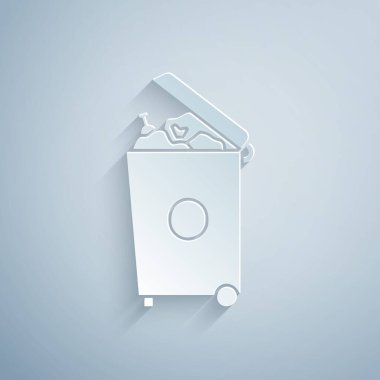 Kağıt kesiği Çöp kutusu simgesi gri arkaplanda izole edildi. Çöp kutusu tabelası. Sepet simgesini geri dönüştür. Ofis çöpü ikonu. Kağıt sanatı tarzı. Vektör İllüstrasyonu.