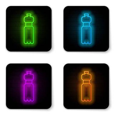 Parlayan neon hattı beyaz zemin üzerinde izole edilmiş bir şişe su ikonu. Soda su içme tabelası. Siyah kare düğme. Vektör İllüstrasyonu.