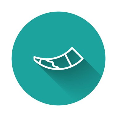 Uzun gölgeli beyaz çizgi avcı boynuzu ikonu. Yeşil daire düğmesi. Vektör.