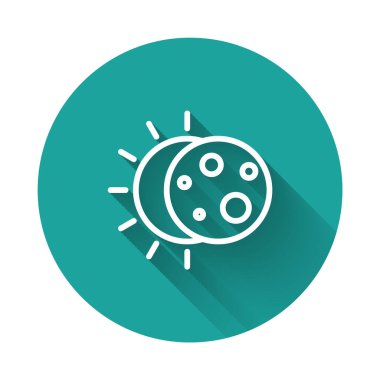 Güneş tutulmasının beyaz çizgi simgesi uzun gölgelerle izole edilmiş. Tam sonar tutulması. Yeşil daire düğmesi. Vektör İllüstrasyonu.