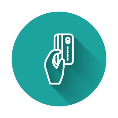 Beyaz çizgi insan eli, uzun gölgeli, kredi kartı ikonu ile tutuluyor. Çevrimiçi ödeme. Kartla öde. Finansal operasyonlar. Yeşil daire düğmesi. Vektör İllüstrasyonu.