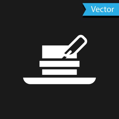 Siyah arka planda tüy ikonu olan beyaz avcı şapkası. Ekose kış şapkası. Vektör