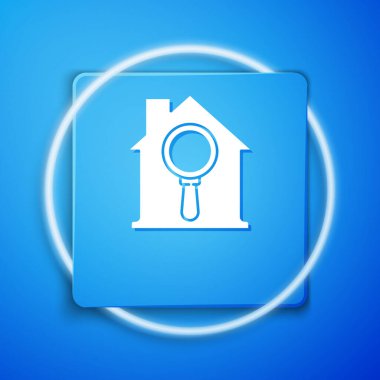 Beyaz Arama Evi simgesi mavi arkaplanda izole edildi. Büyüteç altındaki bir evin emlak sembolü. Mavi kare düğme. Vektör