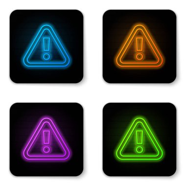 Beyaz arkaplanda izole edilmiş üçgen simgesinde parlayan neon ünlem işareti. Tehlike uyarısı, dikkat, dikkat, tehlike uyarısı. Siyah kare düğme. Vektör