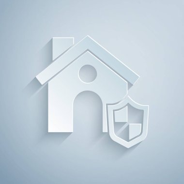 Kağıt kesiği, gri arkaplanda kalkan simgesi olan bir ev. Sigorta konsepti. Güvenlik, güvenlik, koruma, konsept koruma. Kağıt sanatı tarzı. Vektör.