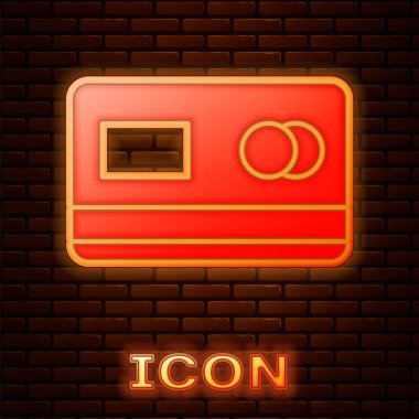 Parlayan neon kredi kartı simgesi tuğla duvar arkasında izole edilmiş. Çevrimiçi ödeme. Nakit çekilmesi. Finansal operasyonlar. Alışveriş tabelası. Vektör İllüstrasyonu