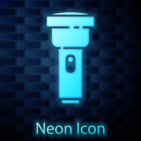 Zářící neonová ikona baterky izolovaná na pozadí cihlové stěny. Vektorová ilustrace — Stockový vektor