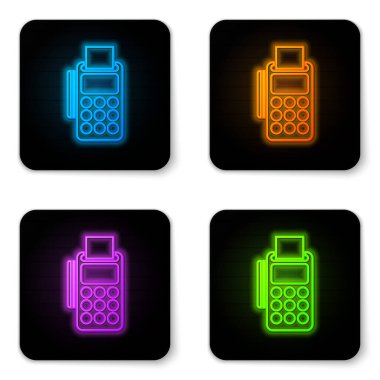 Eklenmiş kredi kartı ve yazdırılmış alıcı simgesiyle parlayan neon POS terminali beyaz arkaplanda izole edildi. NFC ödeme konsepti. Siyah kare düğme. Vektör İllüstrasyonu