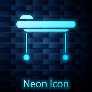 Parlayan neon sedye simgesi tuğla duvar arka planında izole edildi. Hastanenin tıbbi sedyesi. Vektör İllüstrasyonu