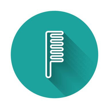 Beyaz çizgi saç fırçası ikonu uzun gölgeli izole edilmiş. Taraklı saç işareti. Berber sembolü. Yeşil daire düğmesi. Vektör İllüstrasyonu