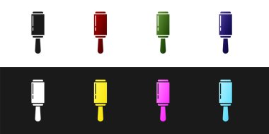 Siyah ve beyaz arkaplanda izole edilmiş temizlik giysileri simgesi için yapışkan silindiri ayarlayın. Enkazdan, tozdan, saçtan, tüyden, evcil yünden kurtuluyorum. Vektör İllüstrasyonu.