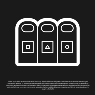 Çöp tenekelerinde siyah arka planda izole edilmiş çöp ikonu olan siyah çöp kutusu. Sepet simgesini geri dönüştür. Vektör İllüstrasyonu.