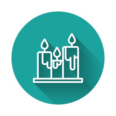 Beyaz çizgi yanan mum ikonu uzun gölgeli izole edilmiş. Silindirik mum çubuğu ve yanan ateş. Yeşil daire düğmesi. Vektör İllüstrasyonu.