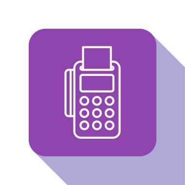 Beyaz hat POS terminali, eklenmiş kredi kartı ve yazdırılmış alıcı simgesi beyaz arkaplanda izole edilmiş. NFC ödeme konsepti. Mor kare düğme. Vektör İllüstrasyonu.