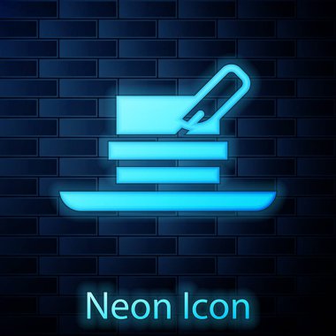 Tuğla duvar arkasında tüy ikonu olan parlak neon Hunter şapkası. Ekose kış şapkası. Vektör.