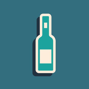 Yeşil arka planda izole edilmiş yeşil cam votka ikonu şişesi. Uzun gölge tarzı. Vektör.