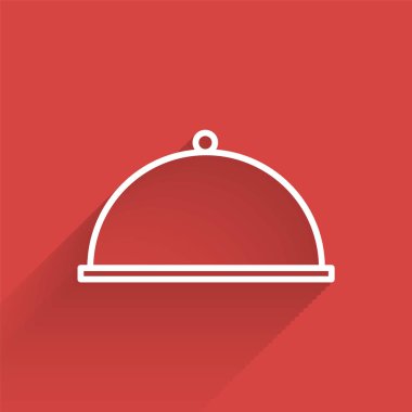 Uzun gölgeli bir tepsi yemek ikonu ile kaplanmış beyaz çizgi. Tepsi ve kapak. Kapaklı bir restoran saati. Mutfak eşyaları sembolü. Vektör İllüstrasyonu.