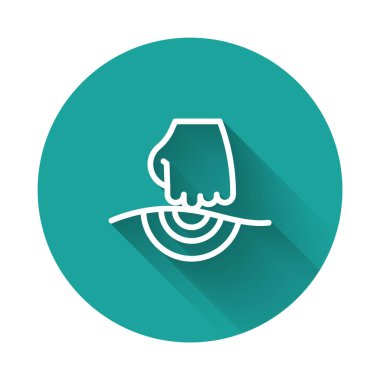 Beyaz çizgi masajı ikonu uzun gölgeli izole edilmiş. Rahatlatıcı, boş zaman. Yeşil daire düğmesi. Vektör.