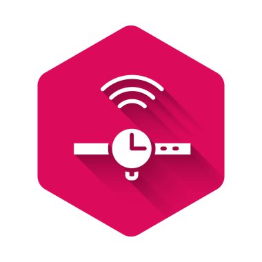 Beyaz Zeka simgesi uzun gölgeli izole edilmiş. İnternet kavramının kablosuz bağlantısı. Pembe altıgen düğmesi. Vektör.