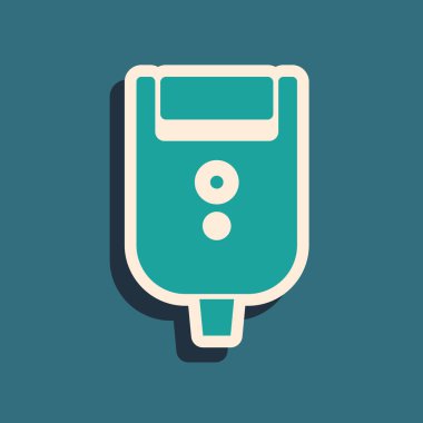 Yeşil arka planda izole edilmiş erkek simgesi için yeşil elektrikli tıraş bıçağı. Elektrikli tıraş makinesi. Uzun gölge tarzı. Vektör İllüstrasyonu