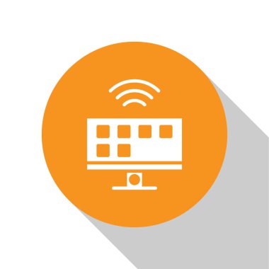 Beyaz Akıllı TV sistemi simgesi beyaz arkaplanda izole edildi. Televizyon tabelası. İnternet kavramının kablosuz bağlantısı. Turuncu daire düğmesi. Vektör