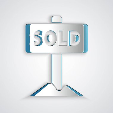 Kağıt kesme işareti ve gri arkaplanda izole edilmiş metin satışı simgesi. Çıkartma satıldı. Tabela satıldı. Kağıt sanatı tarzı. Vektör