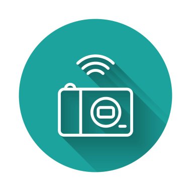 Beyaz çizgi Akıllı kamera sistemi simgesi uzun gölgeyle izole edildi. İnternet kavramının kablosuz bağlantısı. Yeşil daire düğmesi. Vektör