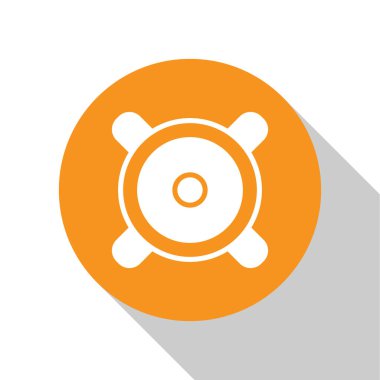 Beyaz Stereo hoparlörü simgesi beyaz arkaplanda izole edildi. Ses sistemi hoparlörleri. Müzik ikonu. Müzikal sütun hoparlörü. Turuncu daire düğmesi. Vektör.