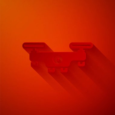 Kağıt kesiği Drone uçan ikonu kırmızı arka planda izole edildi. Video ve fotoğraf makinesi sembollü dörtlü helikopter. Kağıt sanatı tarzı. Vektör.