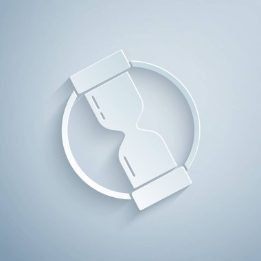 Kağıt, gri zemin üzerinde kum ikonu akan eski kum saatini kesiyor. Kum saati işareti. İş ve zaman yönetimi kavramı. Kağıt sanatı tarzı. Vektör.