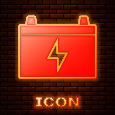Parlayan neon araba akü ikonu tuğla duvar arkasında izole edildi. Akümülatör bataryası enerji ve elektrik akümülatörü bataryası. Vektör.