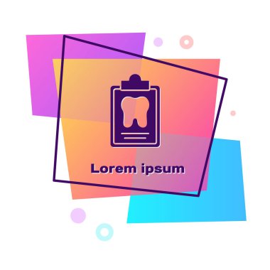 Diş kartı olan mor pano ya da beyaz arka planda izole edilmiş hasta tıbbi kayıtları. Diş sigortası. Diş sağlığı kliniği raporu. Renkli dikdörtgen düğmesi. Vektör.