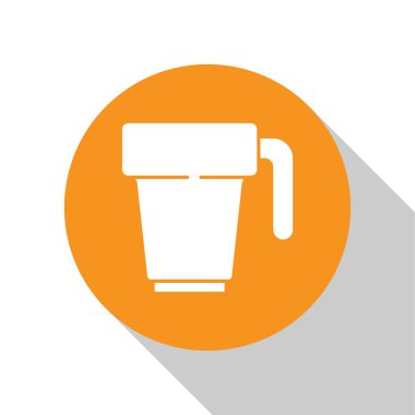 Beyaz arka planda beyaz kahve fincanı simgesi izole edildi. Çay fincanı. Sıcak içecek kahvesi. Turuncu daire düğmesi. Vektör.