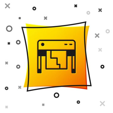 Siyah Çizer simgesi beyaz arkaplanda izole edildi. Büyük format çok fonksiyonlu yazıcı. Yalan makinesi, matbaa hizmeti. Sarı kare düğme. Vektör.