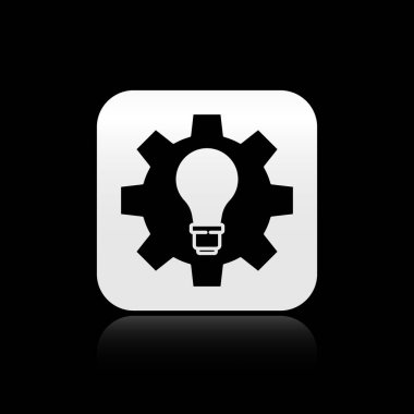 Siyah arkaplanda siyah ışık ve dişli ikonu izole edildi. Yenilik kavramı. İş fikri. Gümüş kare düğme. Vektör.