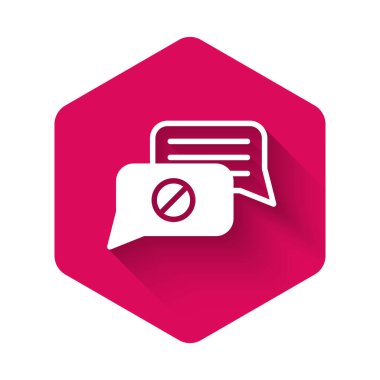 Beyaz Konuşma baloncuk sohbet simgesi uzun gölgeli izole. İleti simgesi. İletişim ya da yorum sohbet sembolü. Pembe altıgen düğmesi. Vektör.