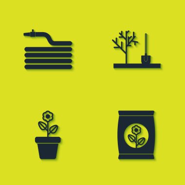 Bahçe hortumunu ya da yangın hortumunu, gübre torbasını, saksıdaki çiçeği ve toprak ikonunu dikmeyi ayarla. Vektör.