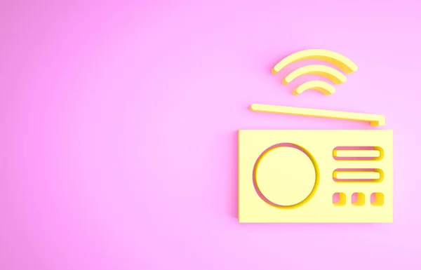 Ícone de sistema de rádio inteligente amarelo isolado no fundo rosa. Internet das coisas conceito com conexão sem fio. Conceito de minimalismo. 3D ilustração 3D render — Fotografia de Stock