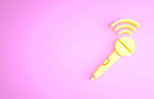 Icône de microphone sans fil jaune isolé sur fond rose. Sur micro micro radio. Signal haut-parleur. Concept de minimalisme. Illustration 3D rendu 3D — Photo