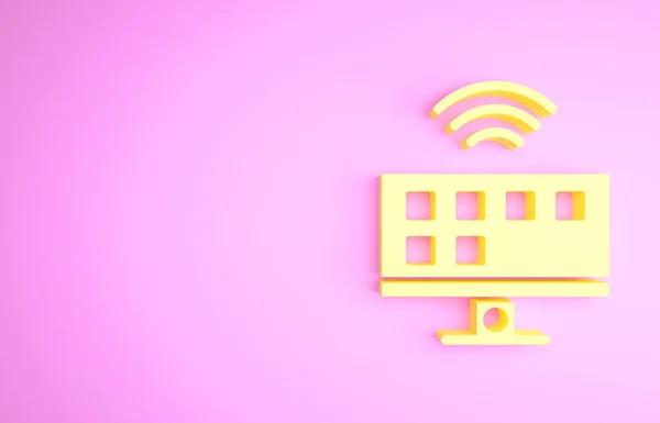 Желтый значок системы Smart Tv выделен на розовом фоне. Телевизионный знак. Концепция Интернета вещей с беспроводным подключением. Концепция минимализма. 3D-рендеринг — стоковое фото