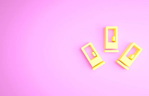 Ікона Жовтого Картріджа ізольована на рожевому тлі. Полювання на вогнепальну зброю. Кулемет мисливської гвинтівки. Концепція мінімалізму. 3D-рендеринг — стокове фото