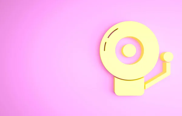 Icono de campana de alarma de timbre amarillo aislado sobre fondo rosa. Símbolo de alarma, campana de servicio, señal de timbre, símbolo de notificación. Concepto minimalista. 3D ilustración 3D render — Foto de Stock