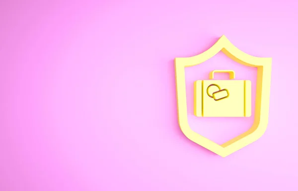 Žlutý cestovní kufr s ikonou štítu izolované na růžovém pozadí. Cestovní pojištění zavazadel. Zabezpečení, bezpečnost, ochrana, koncepce ochrany. Minimalismus. 3D ilustrace 3D vykreslení — Stock fotografie