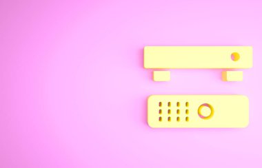 Sarı Çokluortam ve TV alıcısı ve uzaktan kumanda simgesine sahip oyuncu pembe arka planda izole edildi. Minimalizm kavramı. 3d illüstrasyon 3B canlandırma