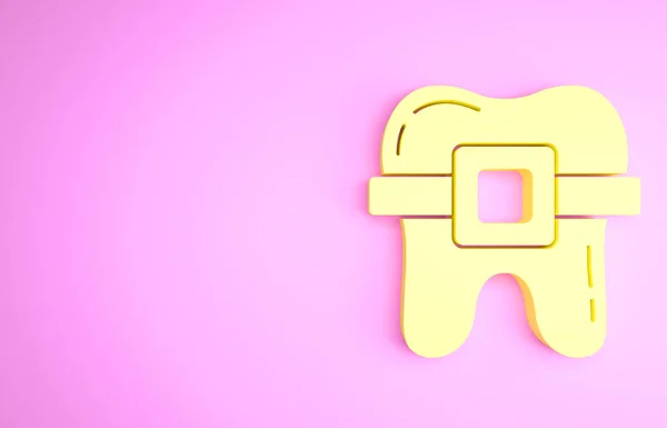 Sárga fogak fogszabályzó ikon elszigetelt rózsaszín háttér. Fogak beállítása, fogsor fogszabályzóval. Fogászati koncepció. Minimalizmus koncepció. 3d illusztráció 3D render — Stock Fotó