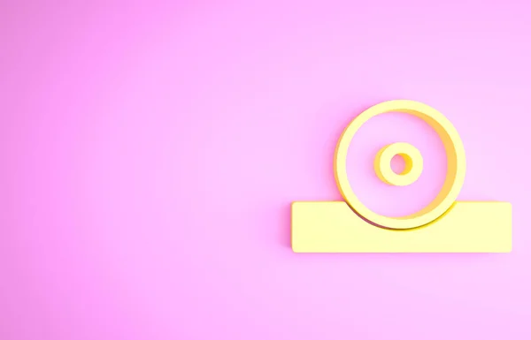 Ícone de refletor de cabeça otorrinolaringológico amarelo isolado no fundo rosa. Equipamento para inspeção dos pacientes orelha, garganta e nariz. Conceito de minimalismo. 3D ilustração 3D render — Fotografia de Stock