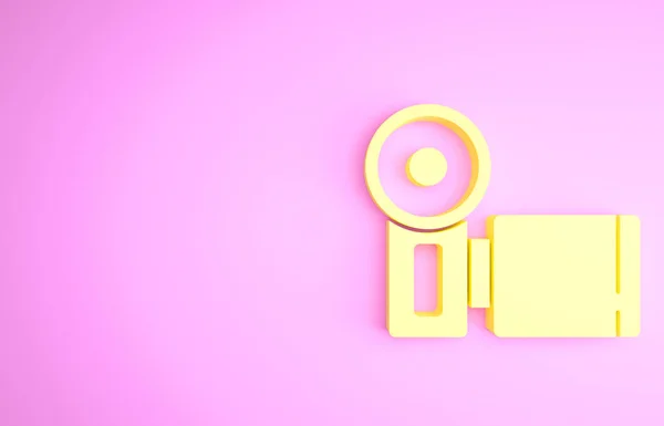 Желтый значок камеры кино изолирован на розовом фоне. Видеокамера. Кинознак. Кинопроектор. Концепция минимализма. 3D-рендеринг — стоковое фото